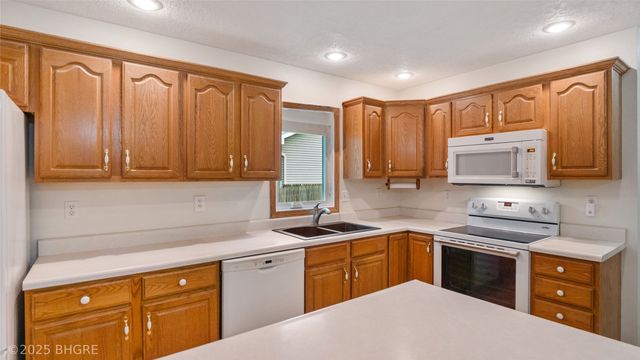 1105 E Henderson Place, Indianola, IA 50125