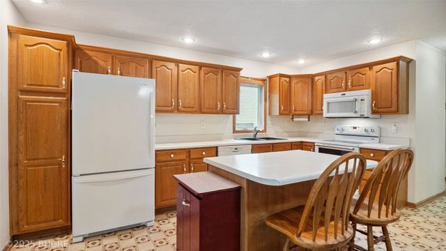 1105 E Henderson Place, Indianola, IA 50125
