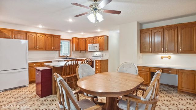 1105 E Henderson Place, Indianola, IA 50125