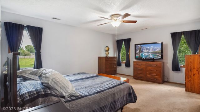 1105 E Henderson Place, Indianola, IA 50125