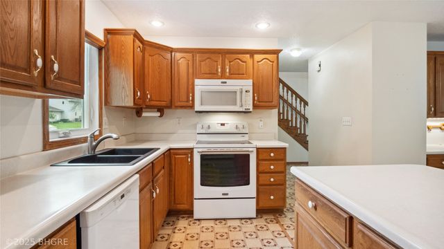 1105 E Henderson Place, Indianola, IA 50125