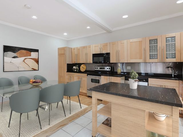 6 Cushing St 1, Waltham, MA 02453