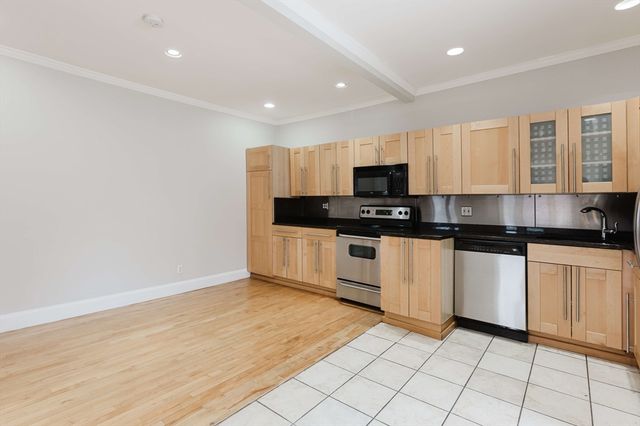 6 Cushing St 1, Waltham, MA 02453