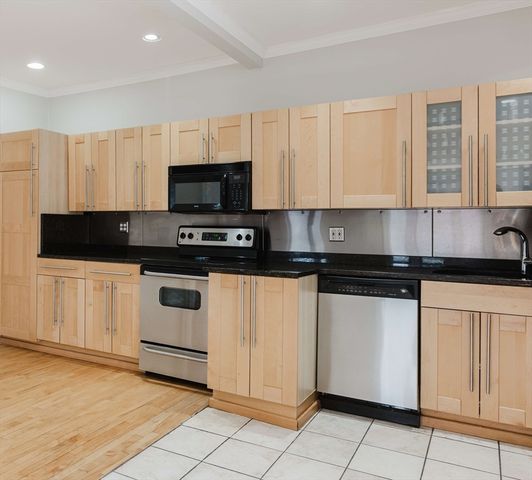 6 Cushing St 1, Waltham, MA 02453