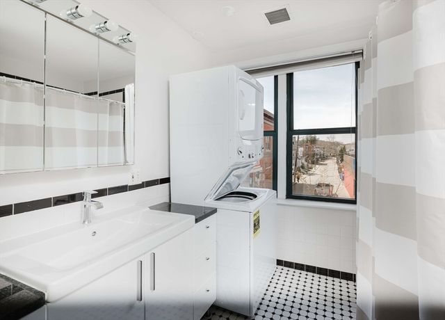 6 Cushing St 1, Waltham, MA 02453