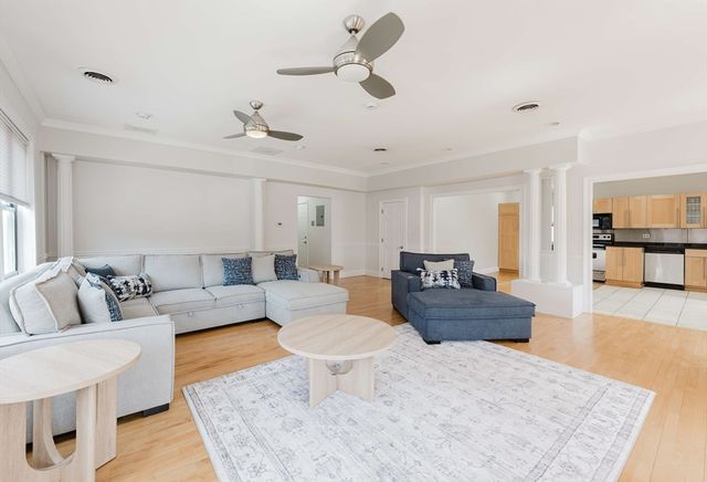 6 Cushing St 1, Waltham, MA 02453