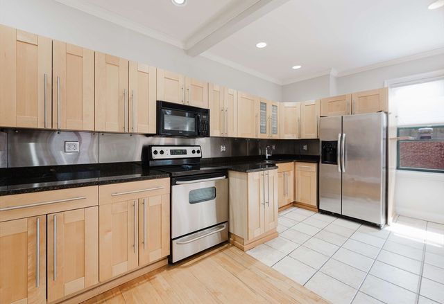 6 Cushing St 1, Waltham, MA 02453