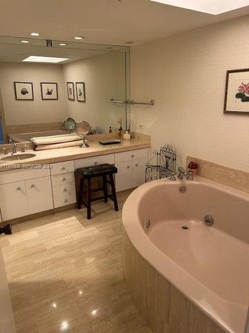 19707 Turnberry Way 17-E, Aventura, FL 33180