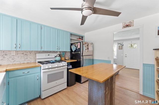 17 Seventh Avenue, Waterford, CT 06385