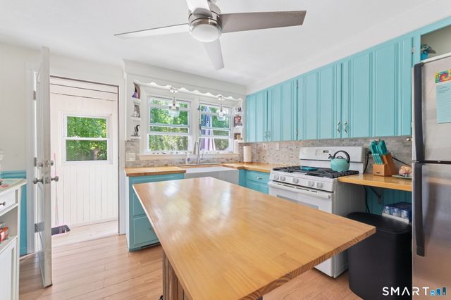 17 Seventh Avenue, Waterford, CT 06385
