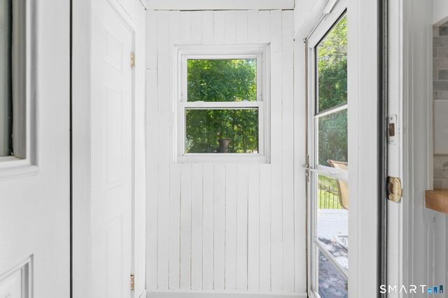 17 Seventh Avenue, Waterford, CT 06385