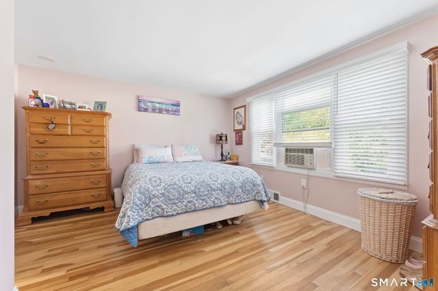 17 Seventh Avenue, Waterford, CT 06385