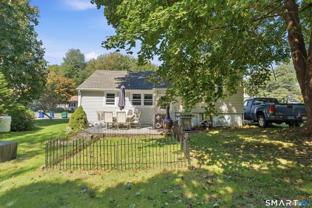 17 Seventh Avenue, Waterford, CT 06385