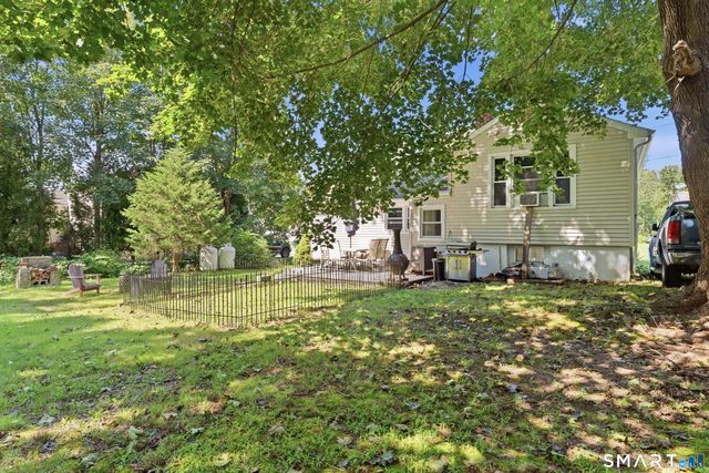 17 Seventh Avenue, Waterford, CT 06385