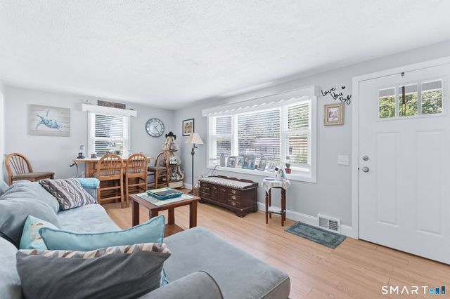 17 Seventh Avenue, Waterford, CT 06385