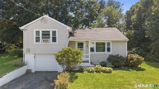 17 Seventh Avenue, Waterford, CT 06385