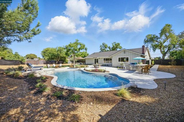 1430 Carpenter Rd, Oakley, CA 94561