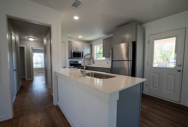 1017 N Houston Street, Royse City, TX 75189