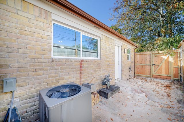 1716 Crestdale Drive 10, Houston, TX 77080