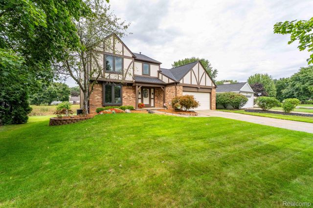 984 Coach House Lane, Waterford Charter Township, MI 48327