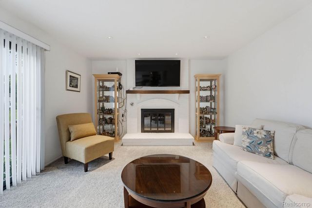 984 Coach House Lane, Waterford Charter Township, MI 48327