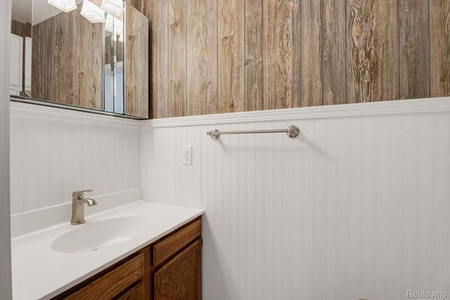 984 Coach House Lane, Waterford Charter Township, MI 48327