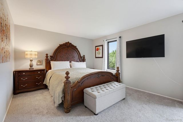 984 Coach House Lane, Waterford Charter Township, MI 48327