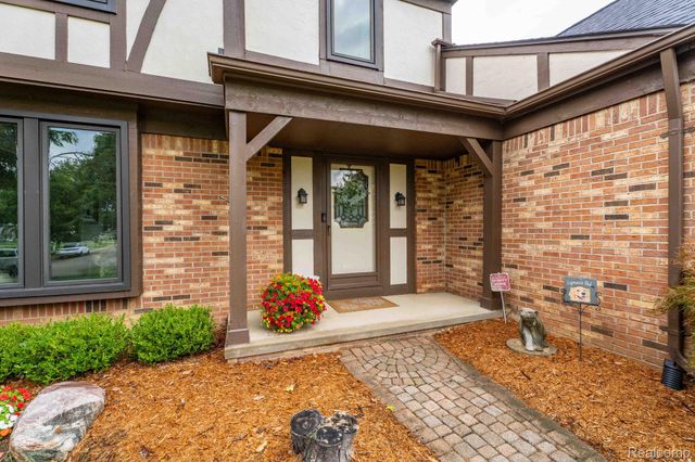 984 Coach House Lane, Waterford Charter Township, MI 48327
