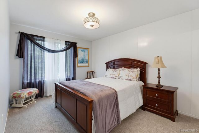 984 Coach House Lane, Waterford Charter Township, MI 48327