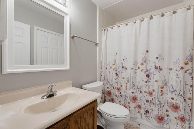 984 Coach House Lane, Waterford Charter Township, MI 48327