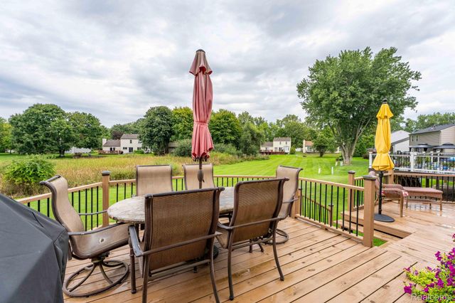 984 Coach House Lane, Waterford Charter Township, MI 48327