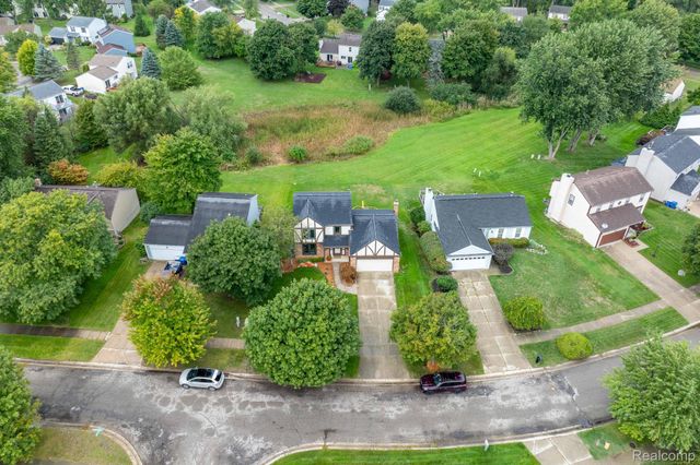984 Coach House Lane, Waterford Charter Township, MI 48327