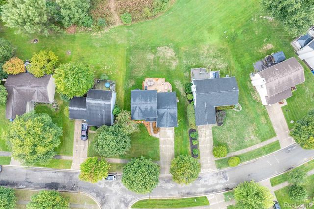 984 Coach House Lane, Waterford Charter Township, MI 48327