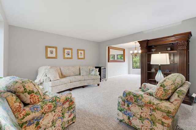 984 Coach House Lane, Waterford Charter Township, MI 48327