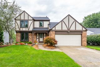 984 Coach House Lane, Waterford Charter Township, MI 48327