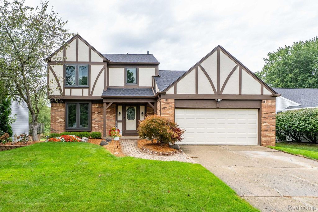 984 Coach House Lane, Waterford Charter Township, MI 48327