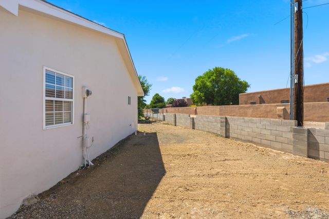 603 Amistad Road SW, Los Lunas, NM 87031