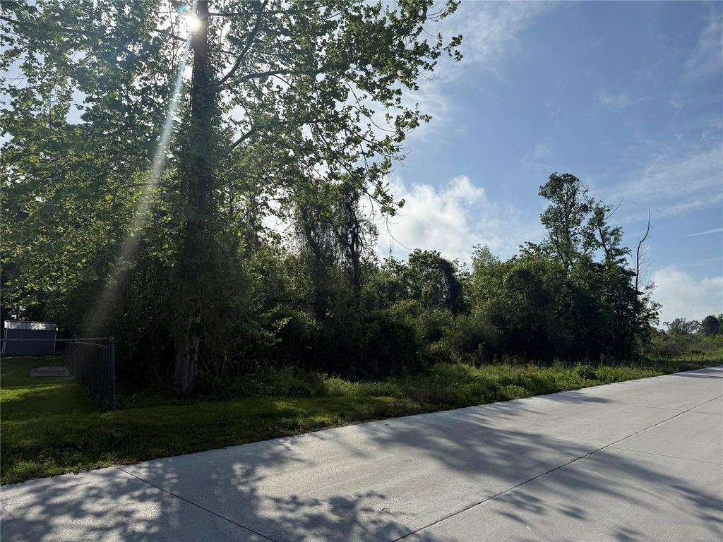 2211 Waco St, Dayton, TX 77535