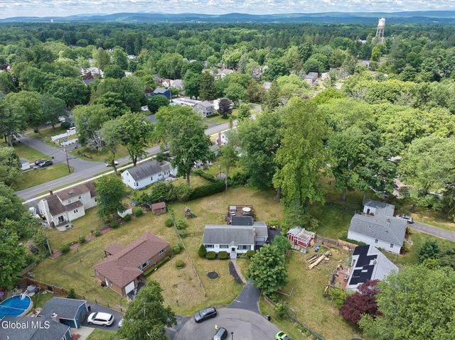 1 Hawley Court, Bethlehem, NY 12054