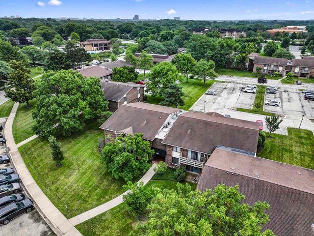 465 Raintree Court 2B, Glen Ellyn, IL 60137