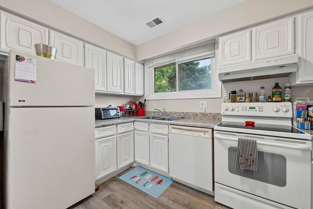 465 Raintree Court 2B, Glen Ellyn, IL 60137