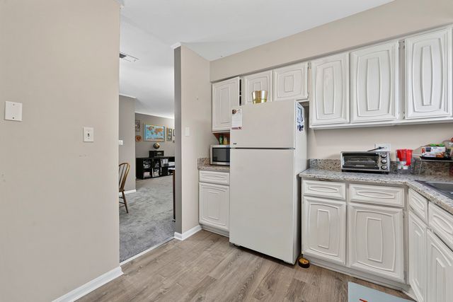 465 Raintree Court 2B, Glen Ellyn, IL 60137