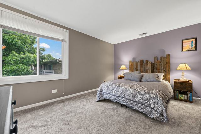 465 Raintree Court 2B, Glen Ellyn, IL 60137