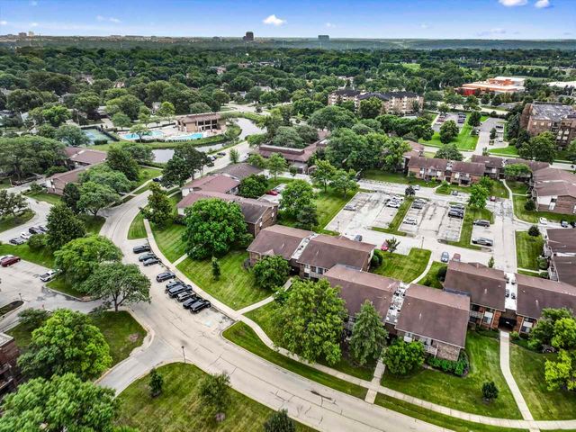465 Raintree Court 2B, Glen Ellyn, IL 60137