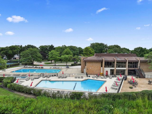 465 Raintree Court 2B, Glen Ellyn, IL 60137
