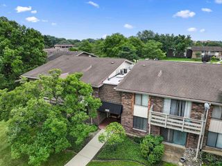 465 Raintree Court 2B, Glen Ellyn, IL 60137