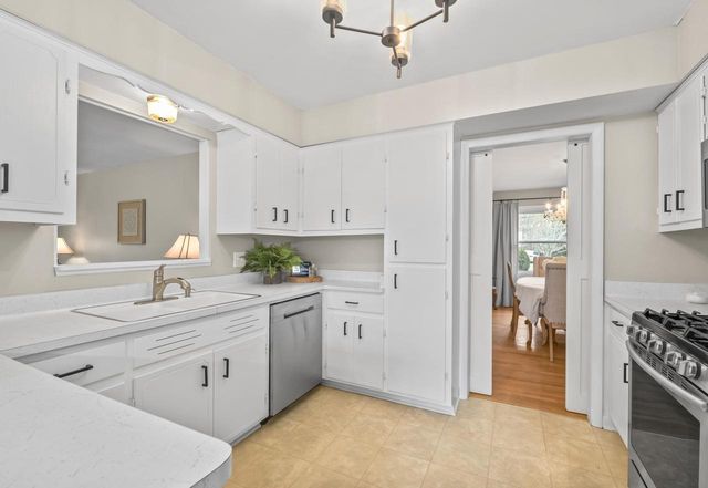 5023 Valley TRAIL, Wind Point, WI 53402