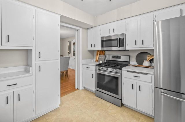 5023 Valley TRAIL, Wind Point, WI 53402