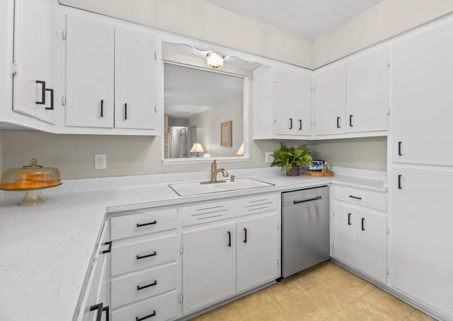 5023 Valley TRAIL, Wind Point, WI 53402