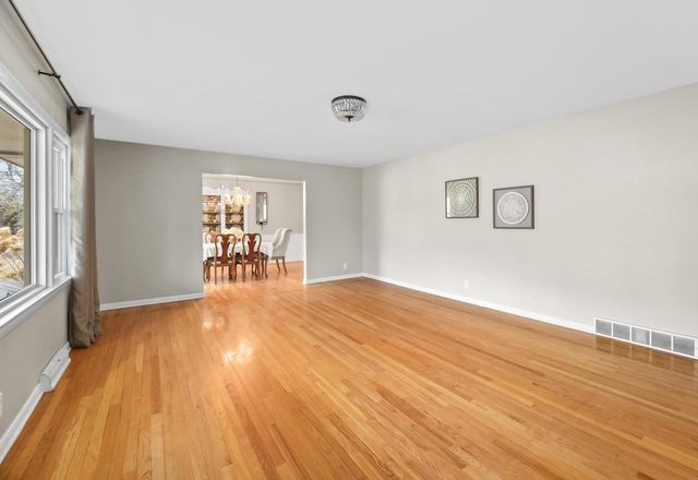 5023 Valley TRAIL, Wind Point, WI 53402